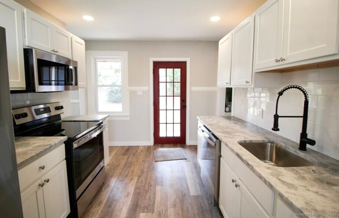 50-52-52 House St in Glastonbury, CT - Building Photo