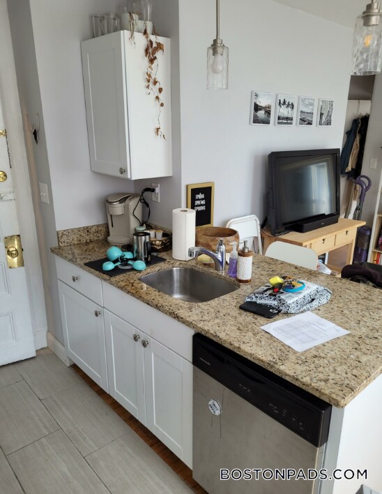 28 Fleet St in Boston, MA - Building Photo