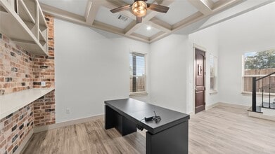 517 Moore St in Tomball, TX - Building Photo - Building Photo