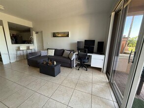 6670 NW 114th Ave in Doral, FL - Foto de edificio - Building Photo