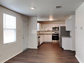 8307 River Bluffs Dr in Arlington, TX - Foto de edificio - Building Photo