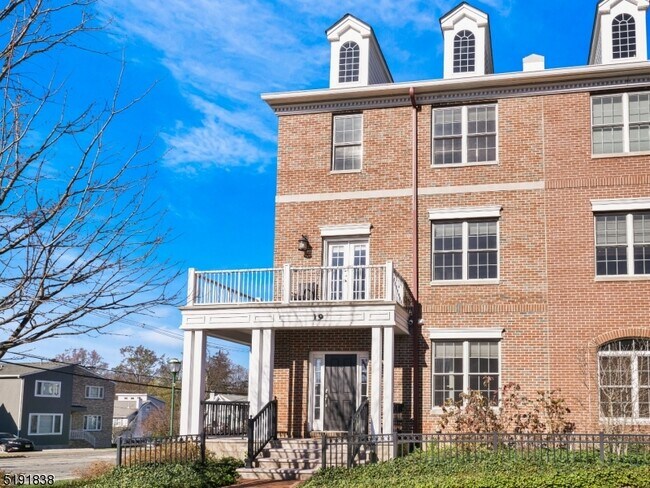 19 Beresford Ln in Livingston, NJ - Building Photo - Building Photo