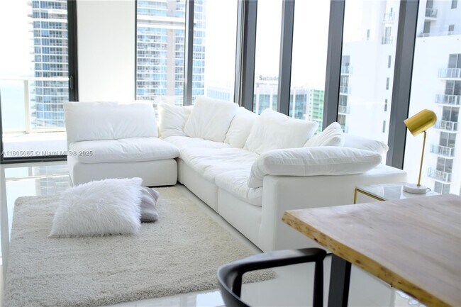 1010 Brickell Ave, Unit 4205 in Miami, FL - Building Photo - Building Photo