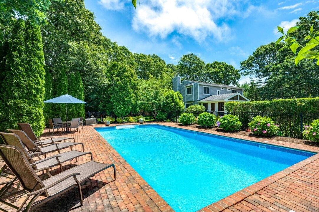 9 N Quarter Rd in Westhampton, NY - Building Photo