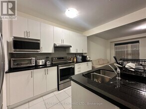 185 Hayrake St in Brampton, ON - Building Photo - Building Photo