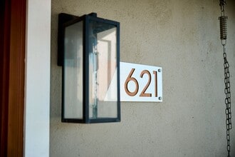 621 Hewitt St in San Fernando, CA - Foto de edificio - Building Photo