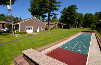 Whispering Pines in Queensbury, NY - Foto de edificio - Other