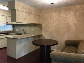 8211 Katy Fwy-Unit -26 in Houston, TX - Building Photo - Building Photo