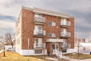 440 Robin Boul in Laval, QC - Building Photo