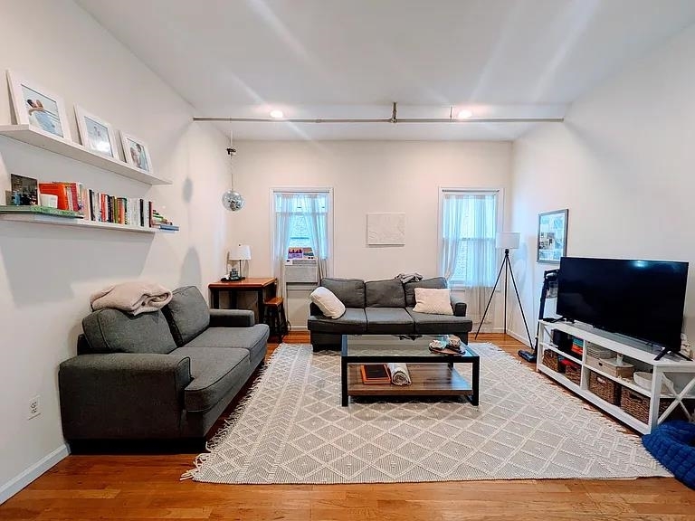 62 4th St in Hoboken, NJ - Building Photo