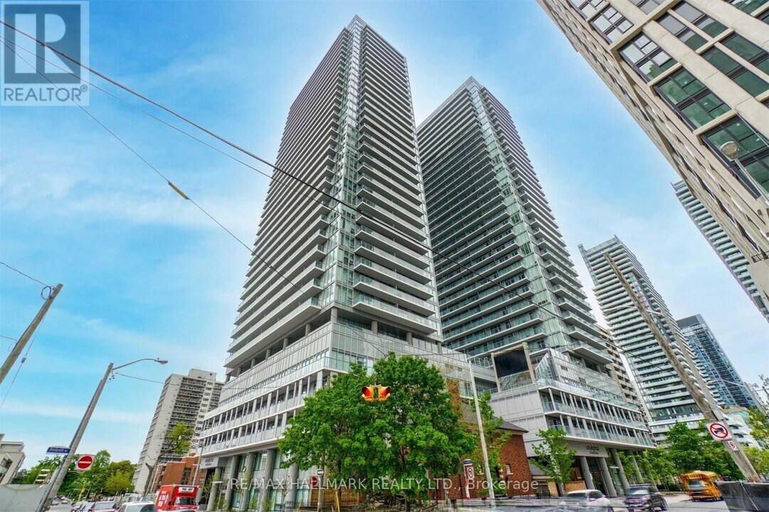 99-999 Broadway Ave in Toronto, ON - Building Photo