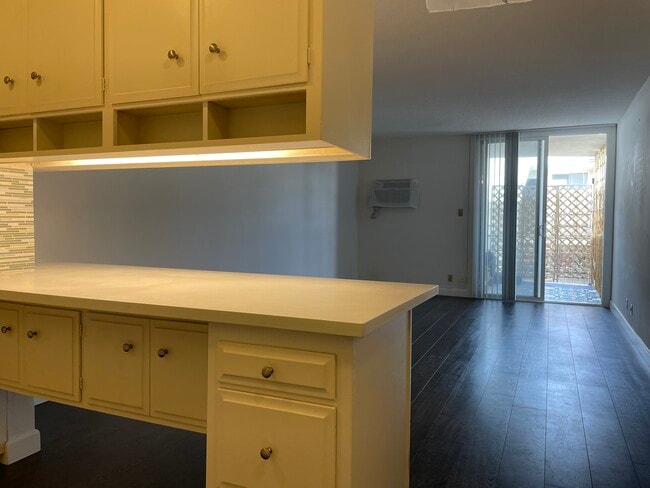 property at 320 S Gramercy Pl