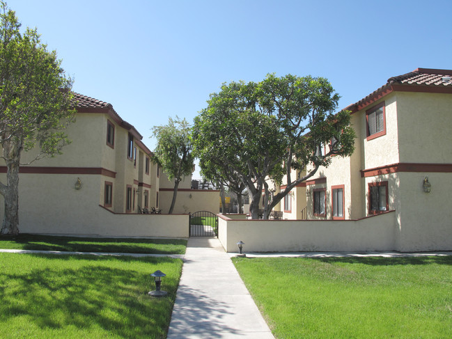 360 W Mountain View Ave in Glendora, CA - Foto de edificio - Building Photo