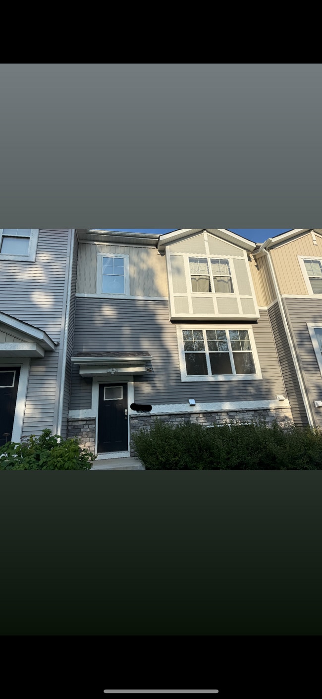 property at 2862 Lexington Pl N