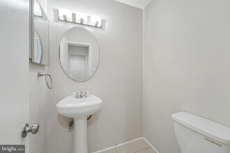 2004 Headlands Cir in Reston, VA - Building Photo - Building Photo