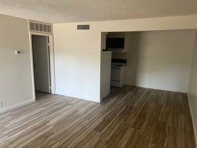 585 S Royal Crest Cir in Las Vegas, NV - Building Photo - Building Photo