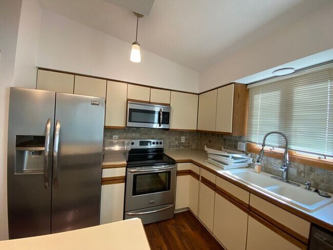 1316 Southview Cir in Coralville, IA - Building Photo - Building Photo