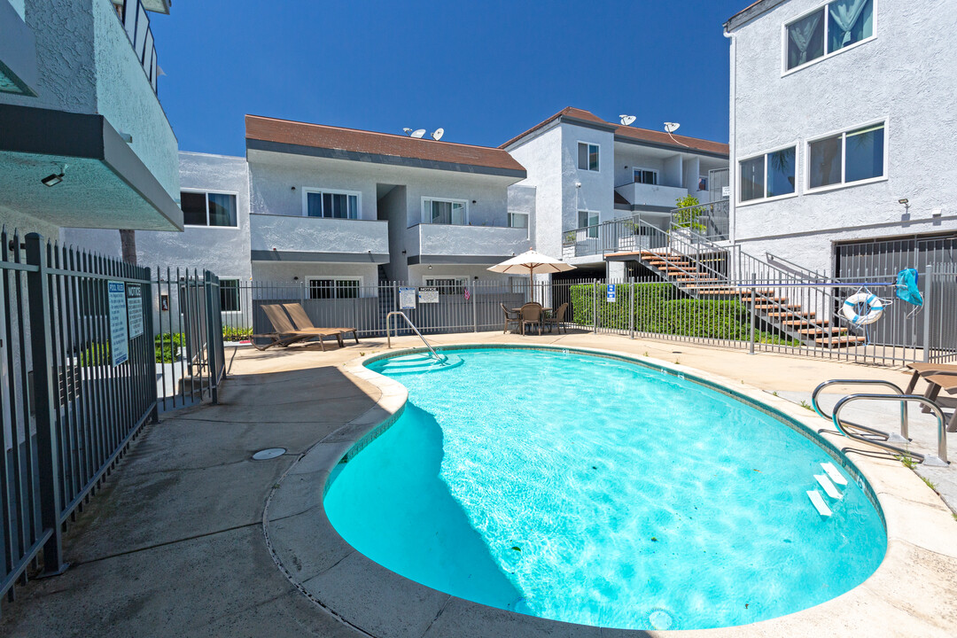 Gilmore-Hamlin Apartments in North Hollywood, CA - Building Photo