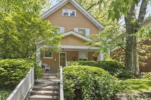 2353 Ridge Ave in Evanston, IL - Building Photo