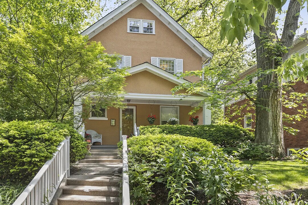 2353 Ridge Ave in Evanston, IL - Building Photo