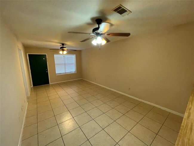 1617 Hazelwood St-Unit -A in Conroe, TX - Foto de edificio - Building Photo