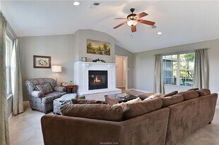 7 acres with 5 bed, 3 bath less than 25 mi in Bryan, TX - Building Photo