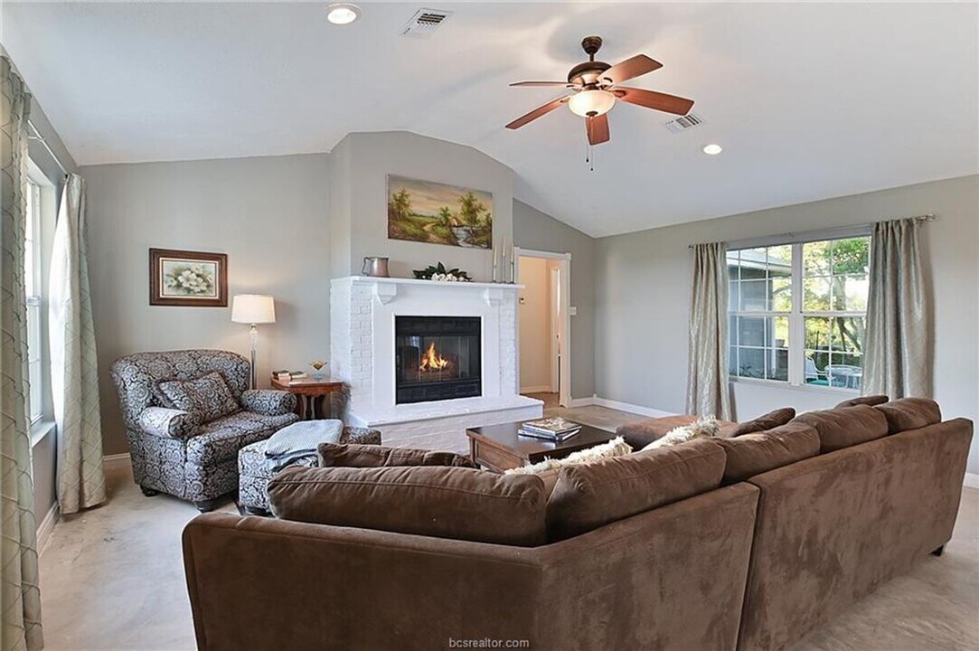 7 acres with 5 bed, 3 bath less than 25 mi in Bryan, TX - Building Photo