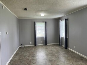 806 W 8th St in Taylor, TX - Building Photo - Building Photo