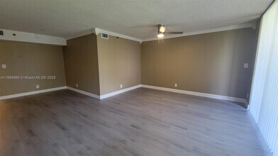 3300 W Rolling Hills Cir in Davie, FL - Building Photo - Building Photo