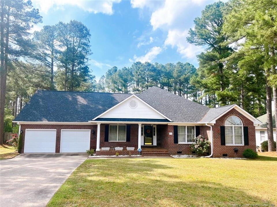 677 Stone Cross Dr in Spring Lake, NC - Building Photo