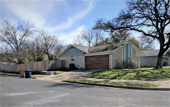 11705 Natrona Dr in Austin, TX - Foto de edificio - Building Photo