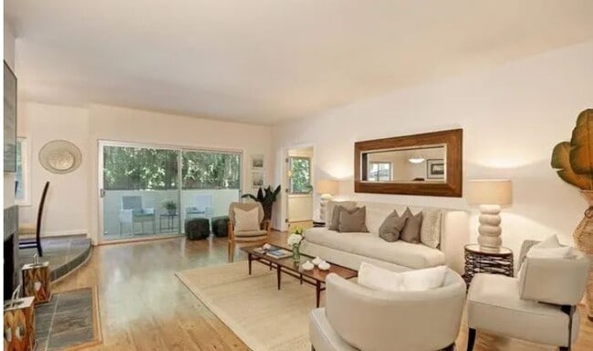 521 Montana Ave, Unit 107 in Santa Monica, CA - Foto de edificio - Building Photo