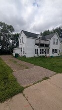 705 Division St, Unit 2 in Eau Claire, WI - Foto de edificio - Building Photo
