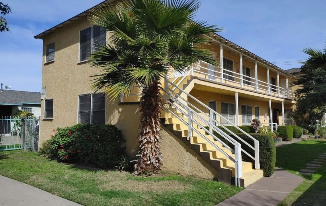 1722 Henderson Ave in Long Beach, CA - Building Photo