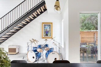 501 Post Rd Dr in Austin, TX - Building Photo - Building Photo