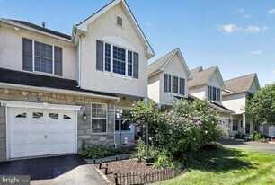 27 Lincoln Dr in Downingtown, PA - Building Photo