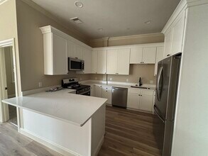 25 N Washington St, Unit A in North Attleboro, MA - Foto de edificio - Building Photo