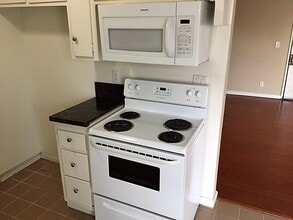 12142 Burbank Blvd in Los Angeles, CA - Foto de edificio - Building Photo