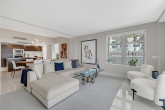 3739 Collins Ave in Miami Beach, FL - Building Photo - Building Photo