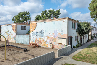 Bishop Manor in Santa Ana, CA - Building Photo - Building Photo