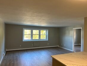 130B Clinic Dr in New Britain, CT - Building Photo - Building Photo