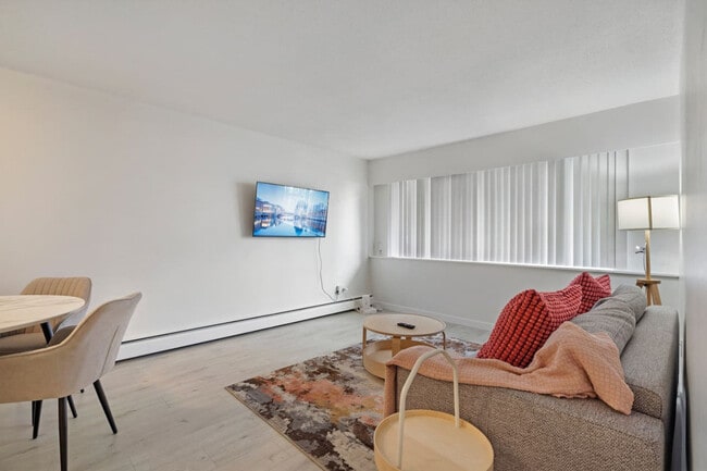 2225 W 8th Ave in Vancouver, BC - Building Photo - Building Photo