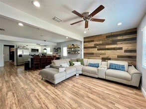 8310 El Portal Dr in Tampa, FL - Building Photo - Building Photo