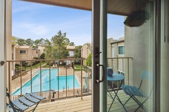 1115 Augusta Dr in Houston, TX - Foto de edificio - Building Photo