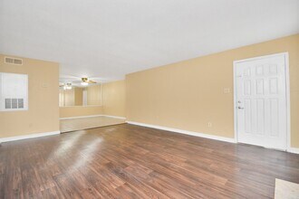 7400 Bellerive Dr in Houston, TX - Building Photo - Building Photo