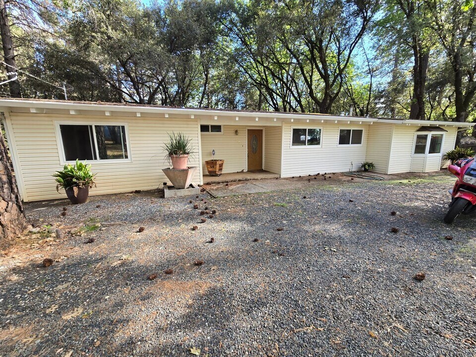 1495 Hillcrest Blvd in Colfax, CA - Building Photo