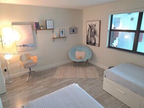 16171 Blatt Blvd in Weston, FL - Foto de edificio - Building Photo