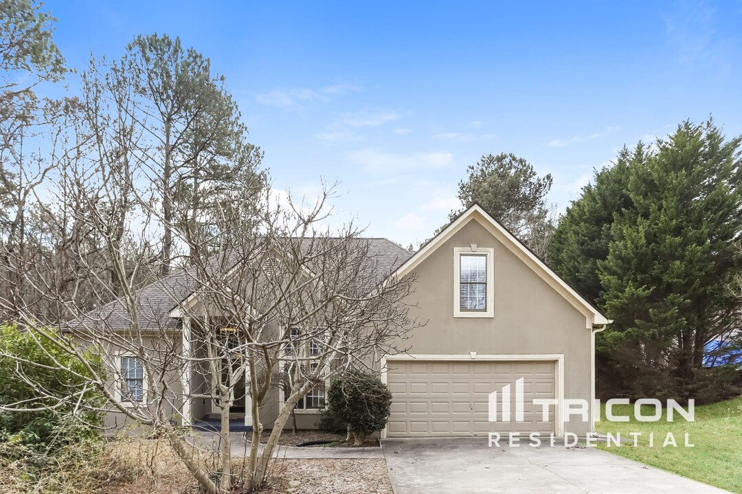 221 N Springs Way in Acworth, GA - Building Photo