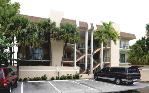 Carmel House And London House in Fort Lauderdale, FL - Building Photo