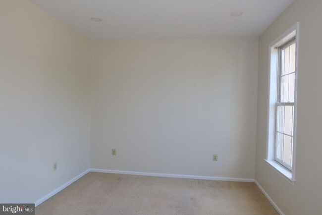 1631 W Thistle Dr in Wyomissing, PA - Building Photo - Building Photo